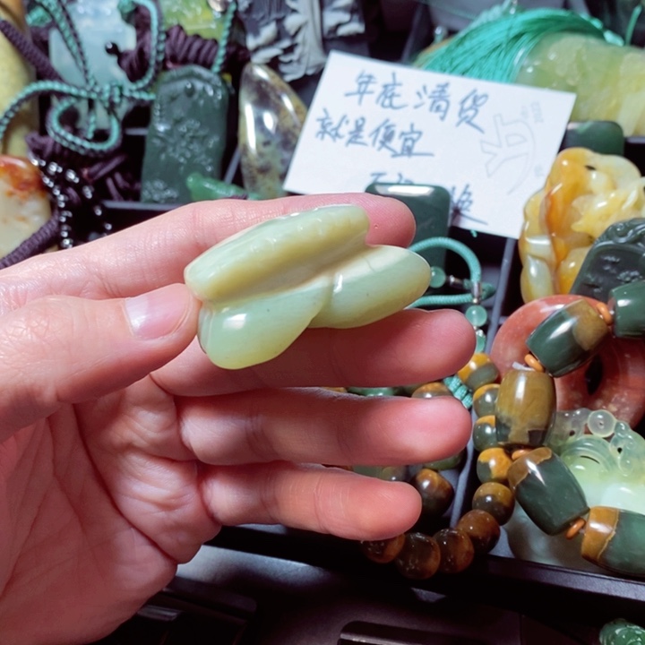 蛇纹石玉颈饰未镶嵌