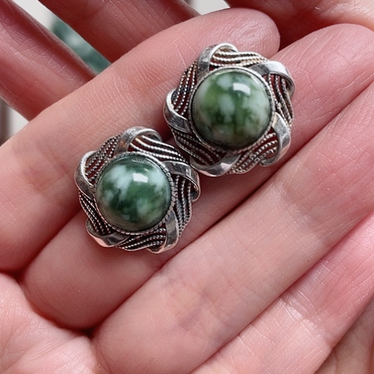 透闪石-蛇纹石玉耳钉银S925镶嵌静**花