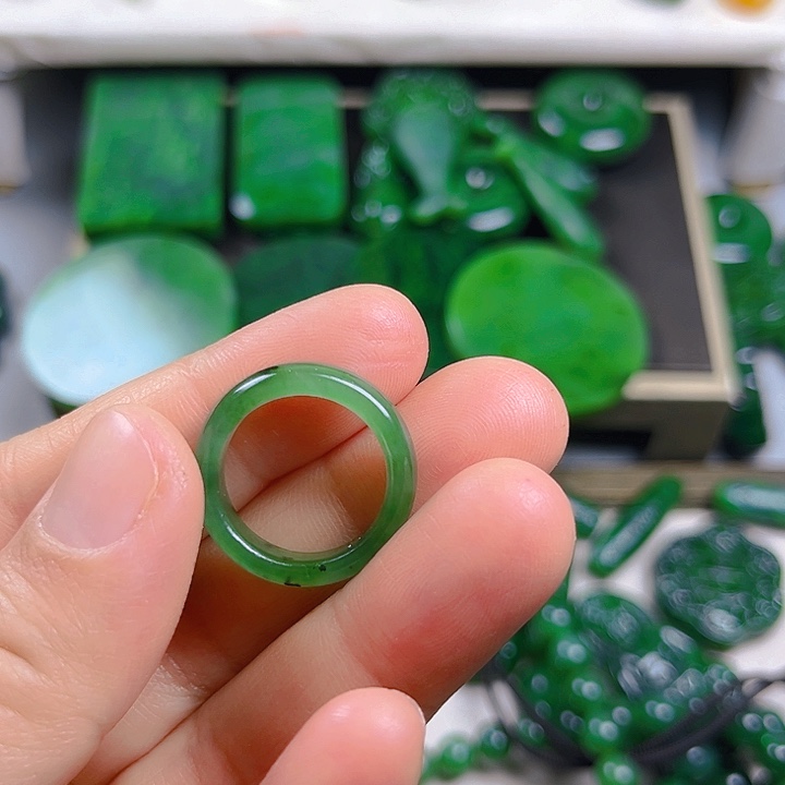 颈饰未镶嵌和田玉（糖玉）龙*