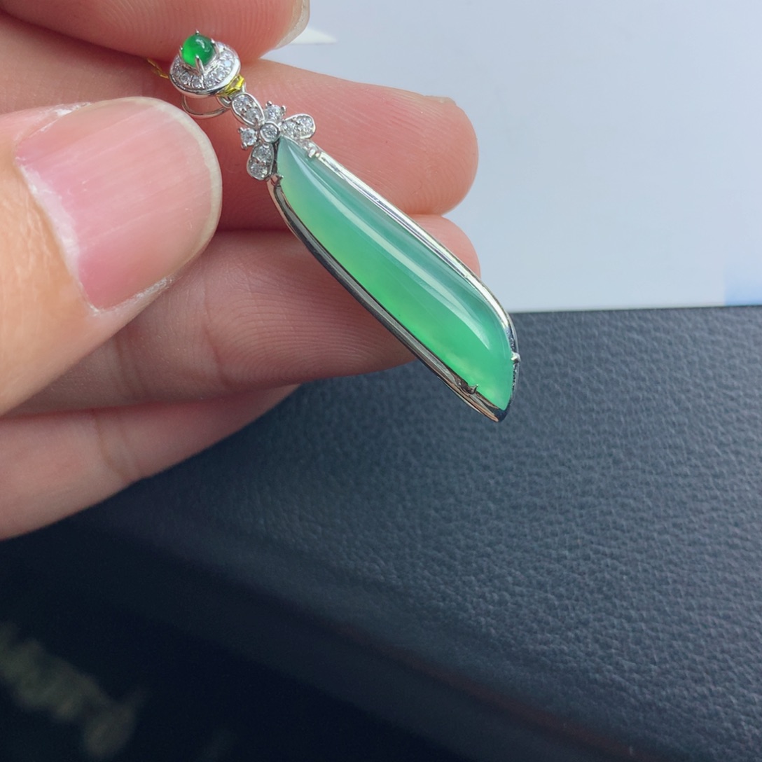 翡翠颈饰未镶嵌随行
