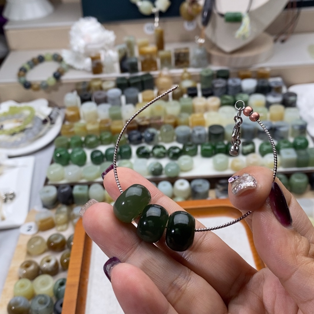 L****和田玉未镶嵌颈饰买断