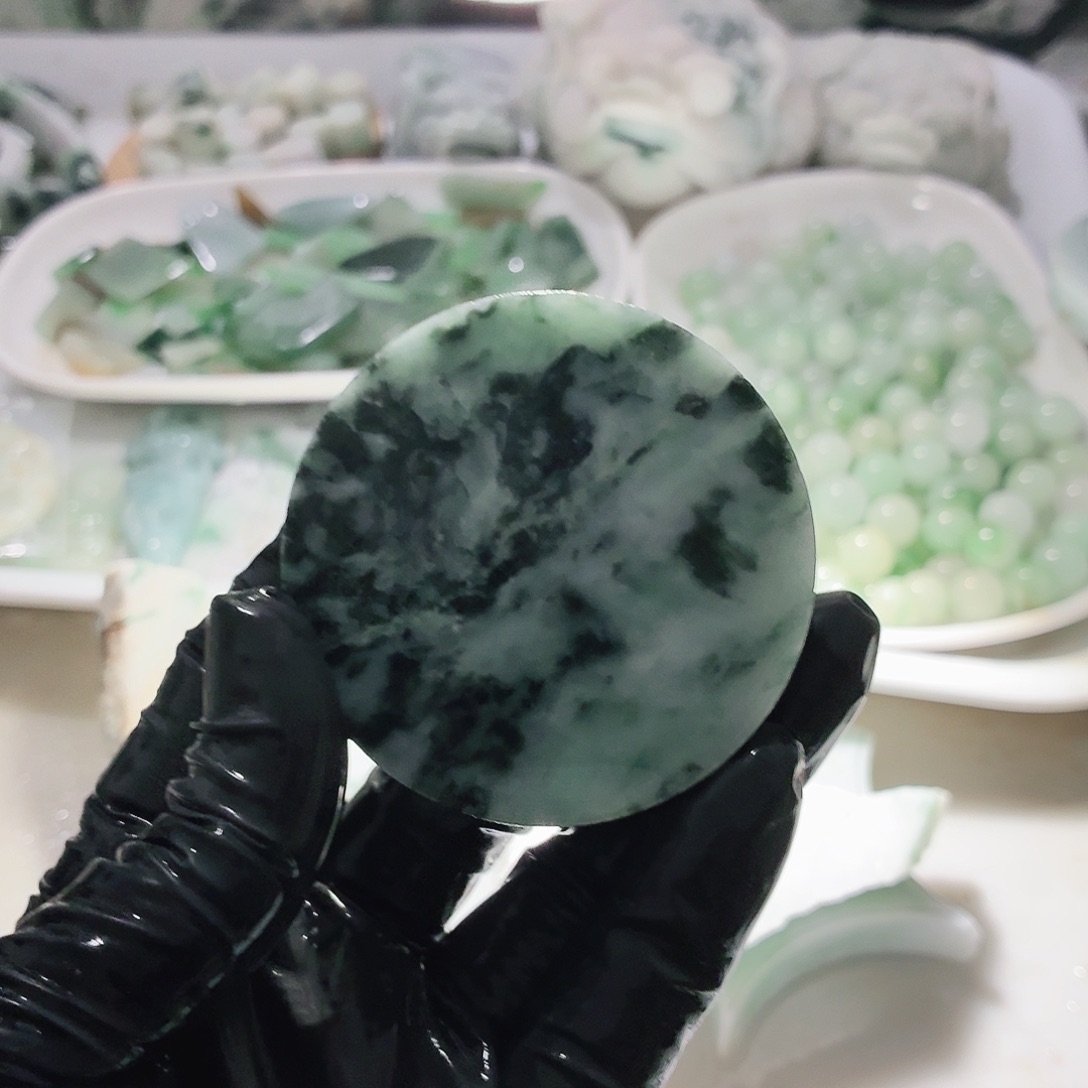 翡翠未镶嵌颈饰边角料