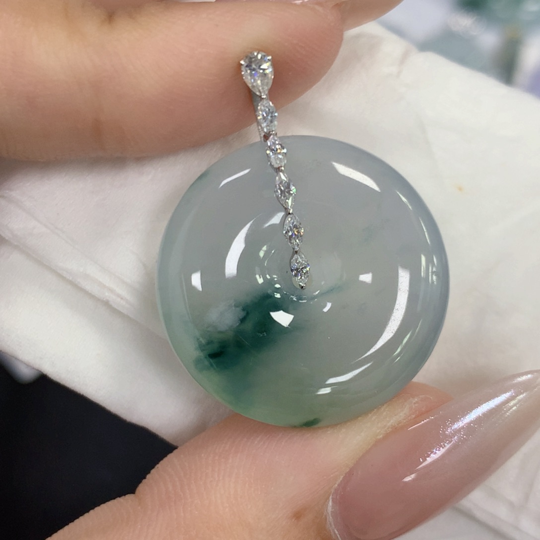 颈饰18K金镶嵌翡翠