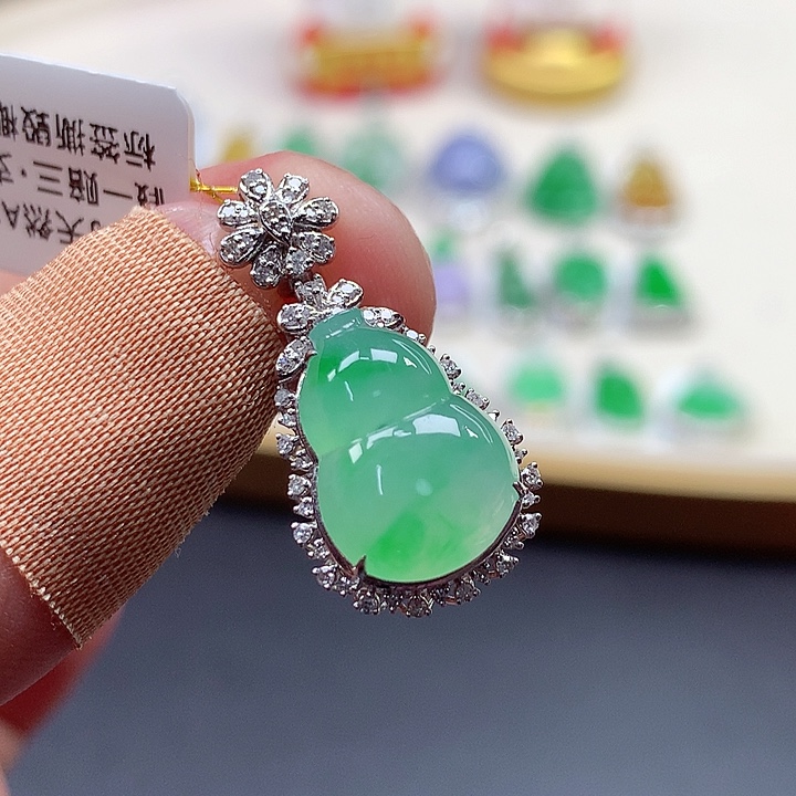 翡翠18K金镶嵌颈饰