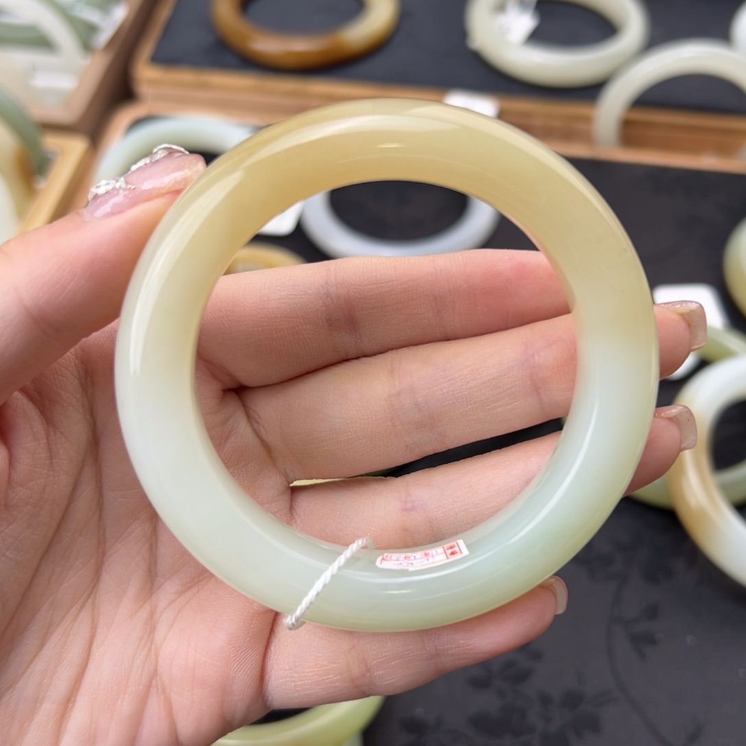 和田玉手镯未镶嵌冰*棒