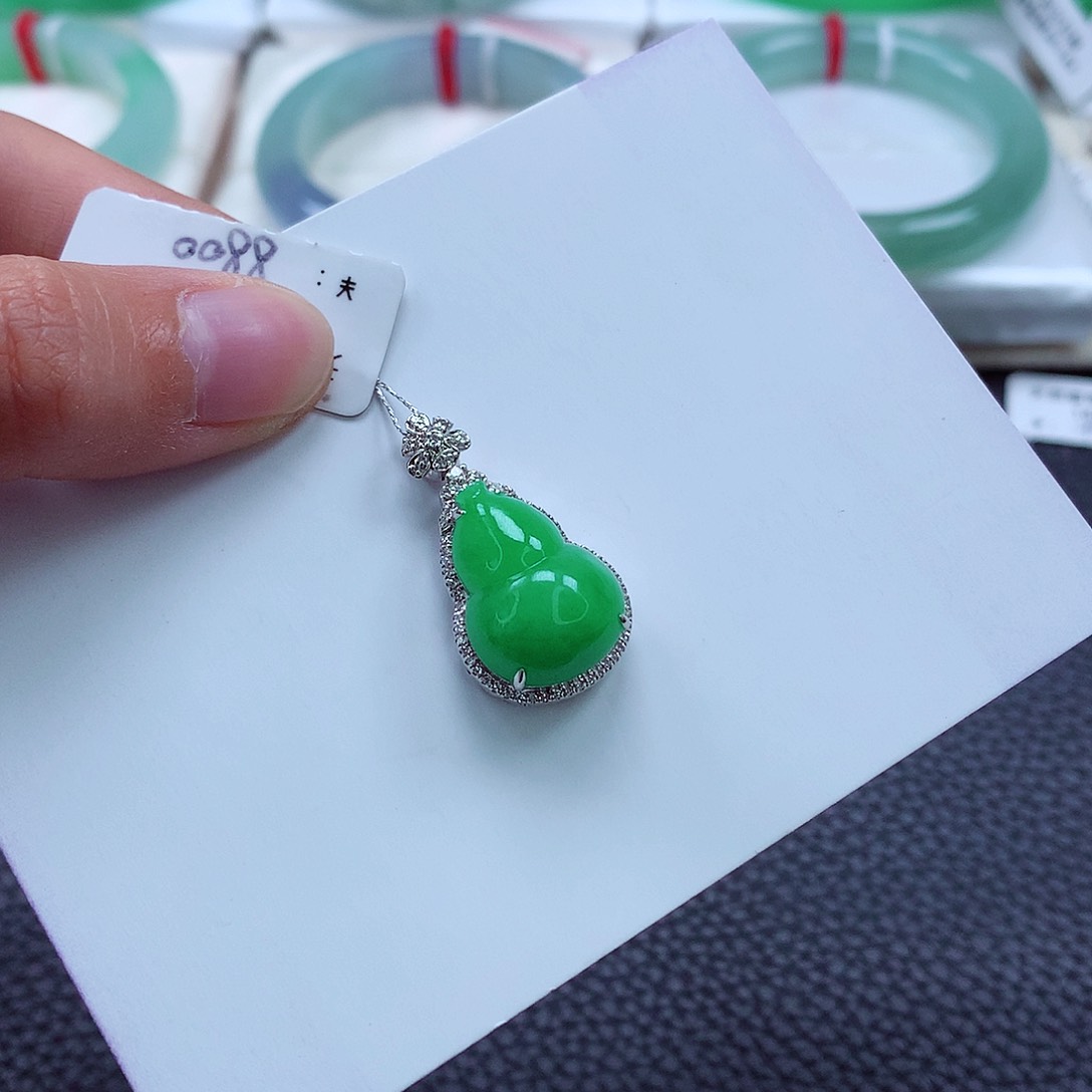 翡翠颈饰18K金镶嵌超***力葫芦