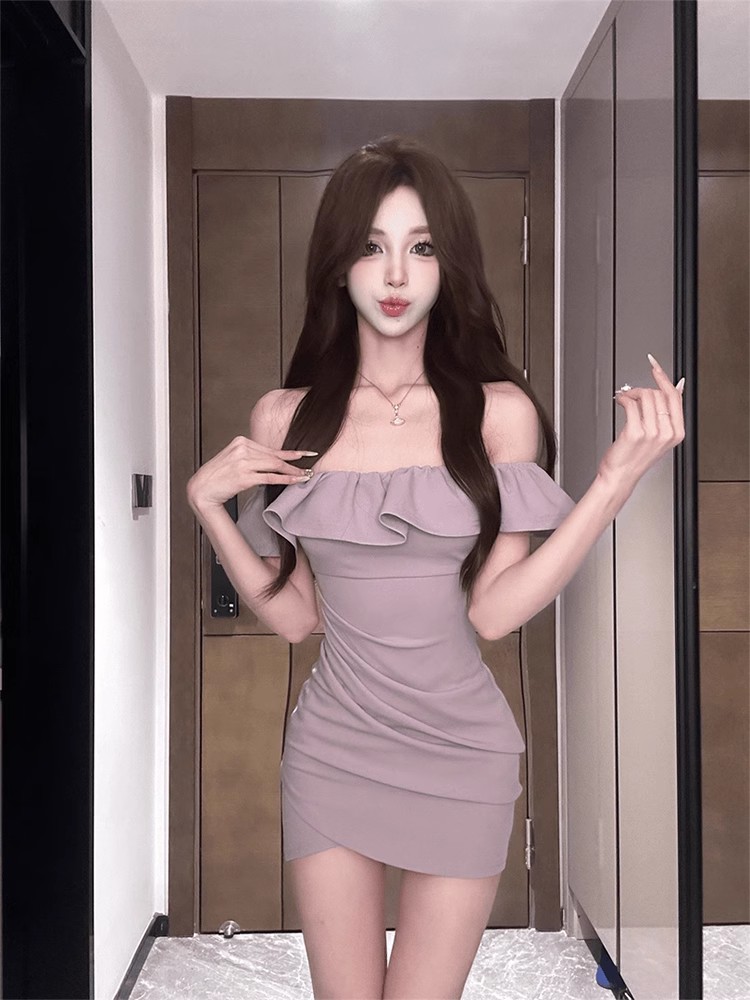 纯欲辣妹一字肩连衣裙女秋冬新款修身显瘦荷叶边设计感露肩包臀裙