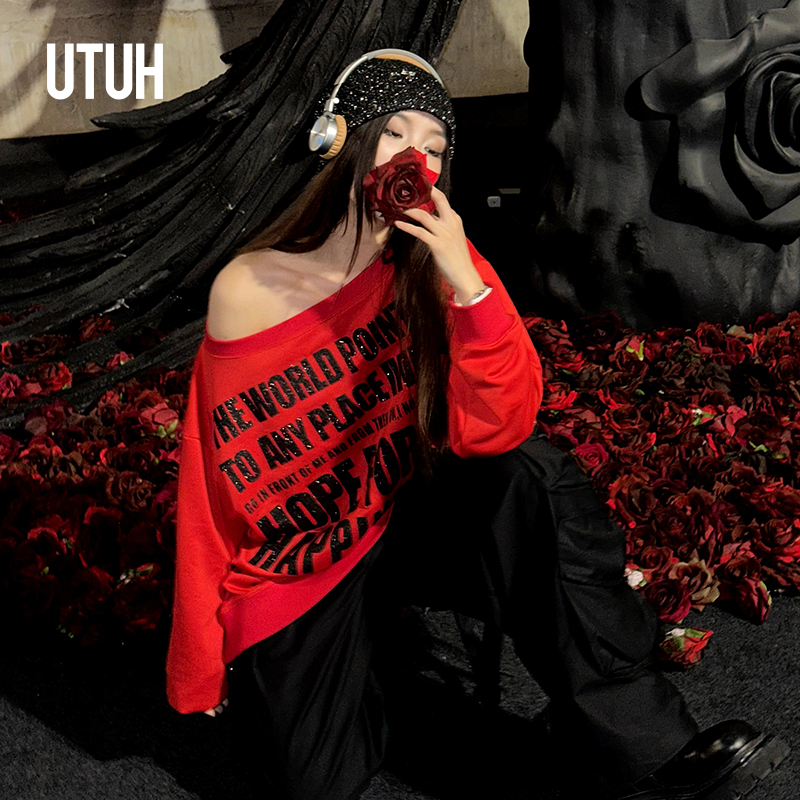 UTUH 红色斜肩字母印花长袖百搭复古性感慵懒感卫衣女 TDWFW1N290