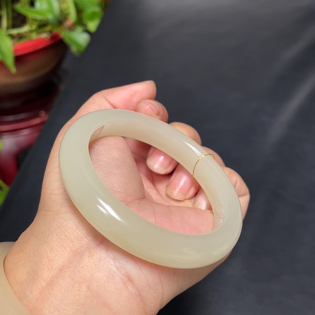 和田玉未镶嵌手镯蜂蜜水