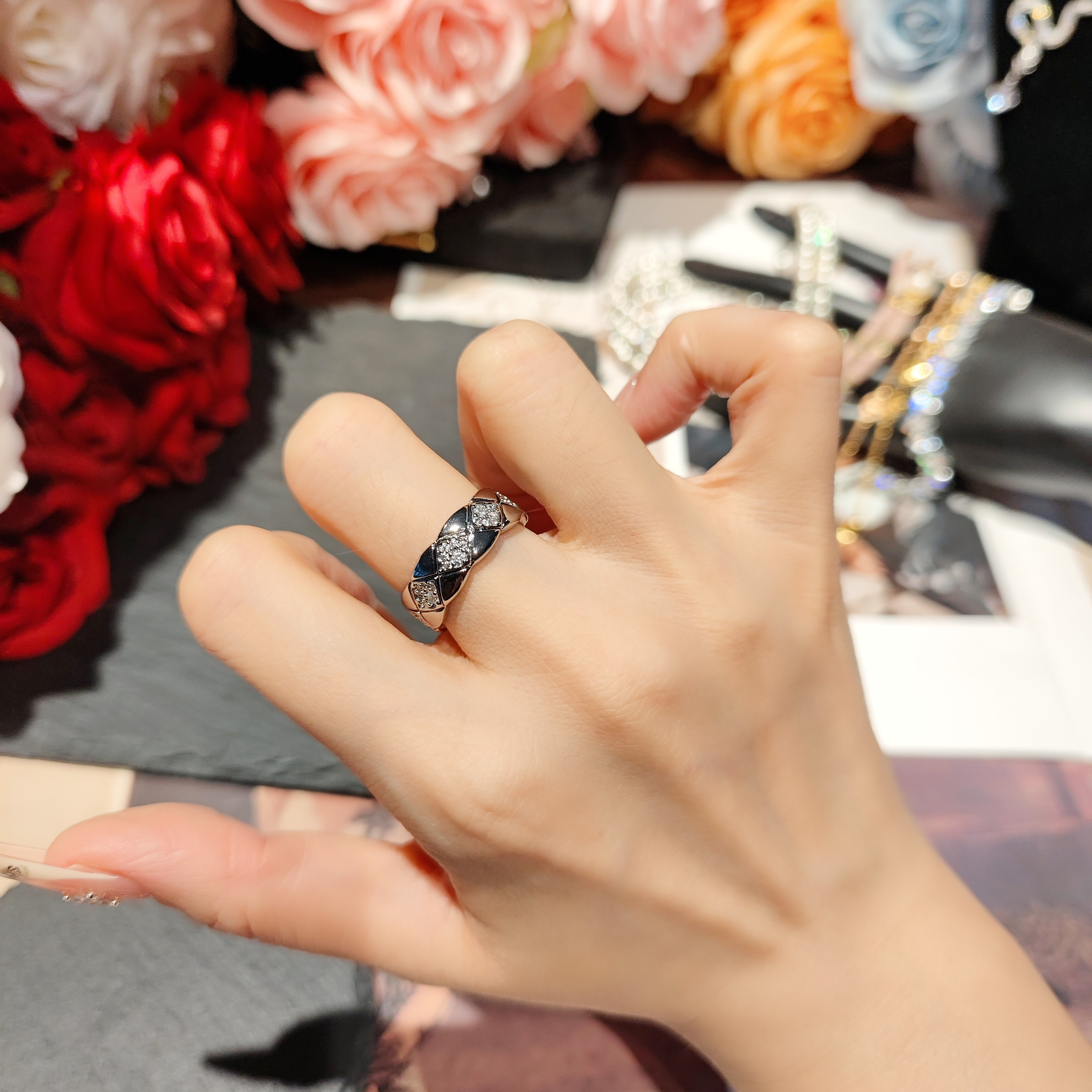 铜合金合成锆石戒指 时尚菱纹格闭口戒满圈镶嵌百搭经典