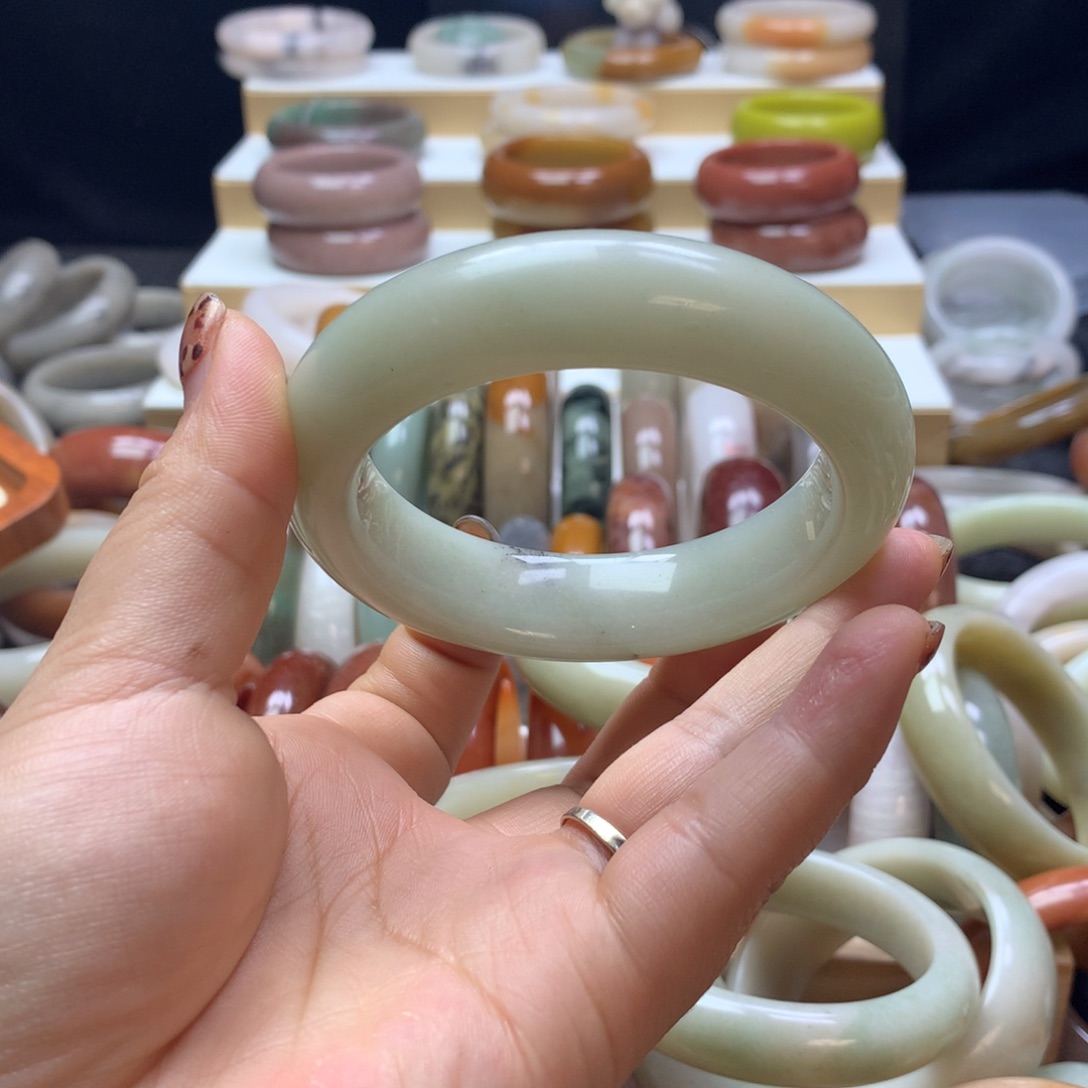 石英质玉手镯未镶嵌