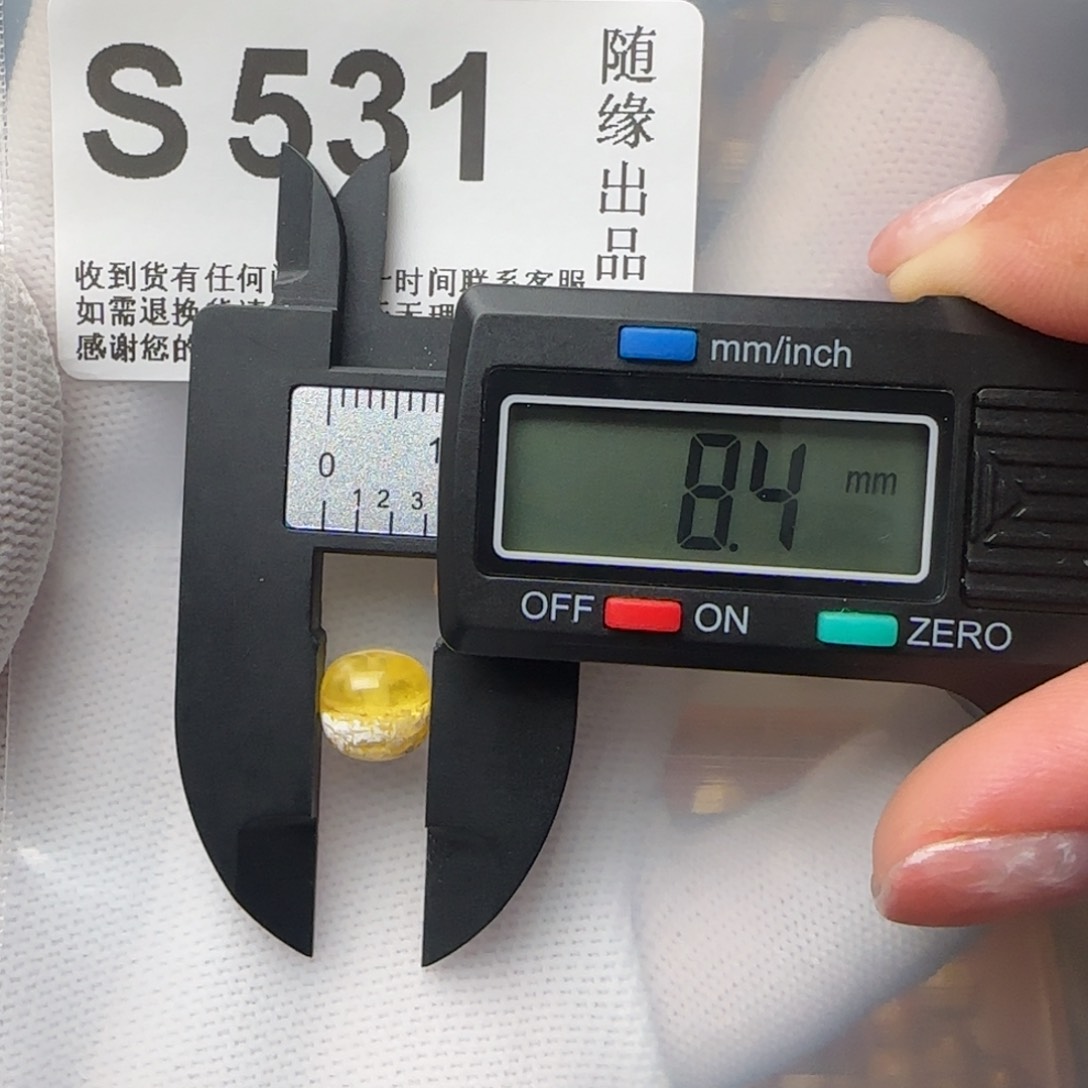 琥珀裸石未镶嵌。***微