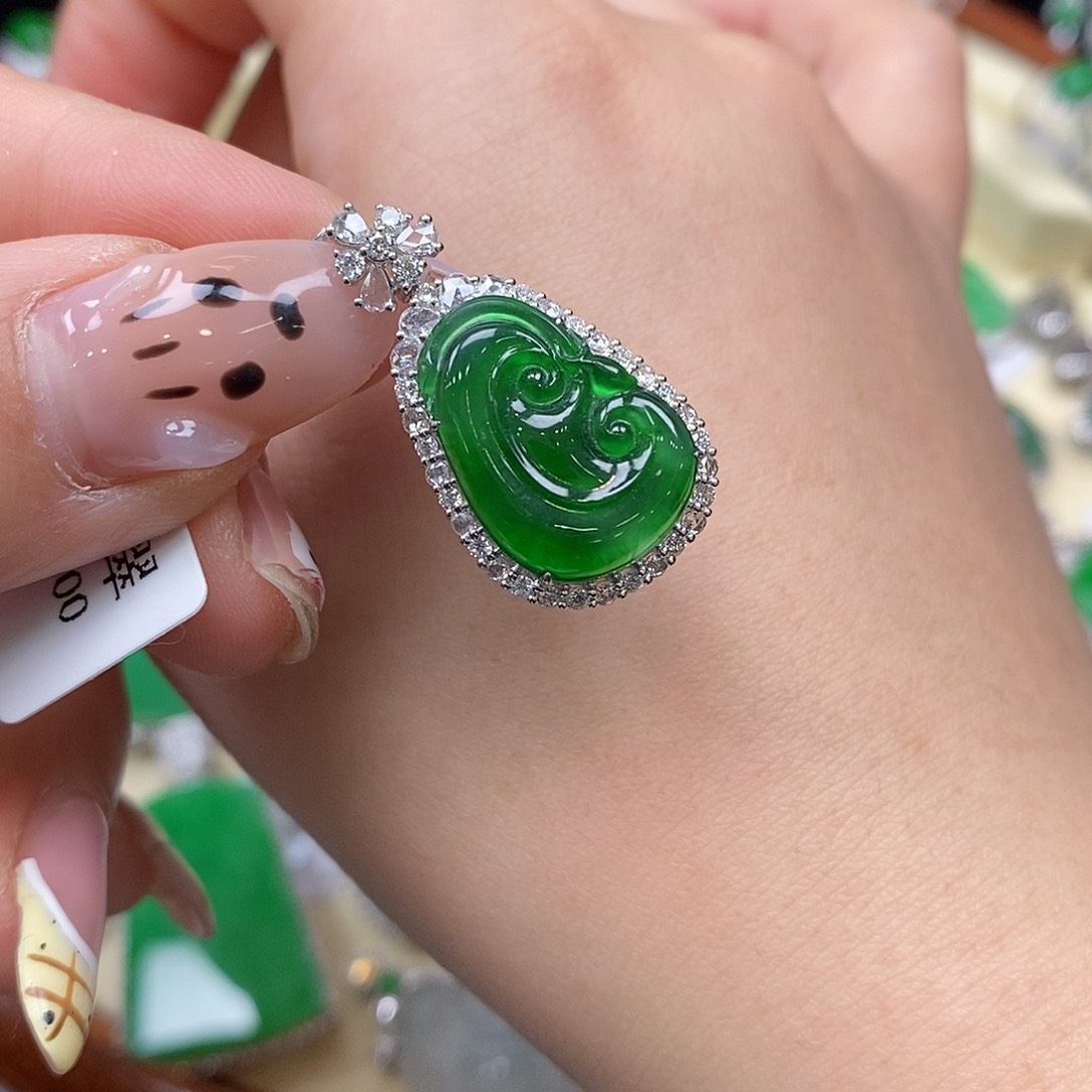 翡翠吊坠(不含链)18K金镶嵌如意