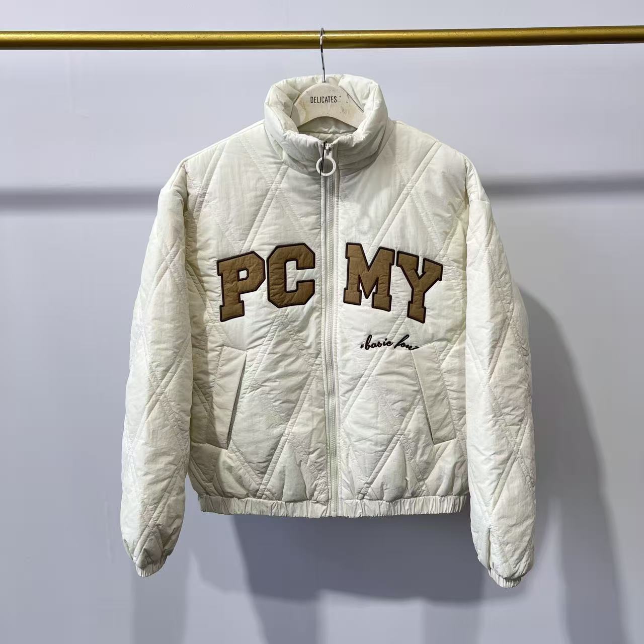 AH-15 GZ 冬季男款奶油白色立领菱格撞色字母刺绣绗缝棉服 P1035