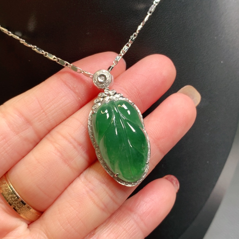 【闪购商品】翡翠吊坠(赠链)18K金镶嵌