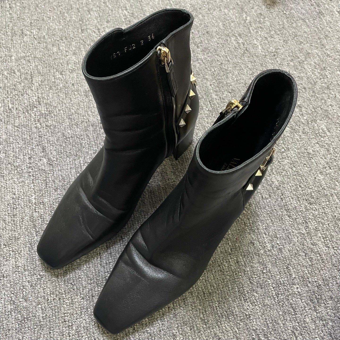 95新 Valentino/华伦天奴  Rockstud 高跟拉链铆钉短靴36码/11201