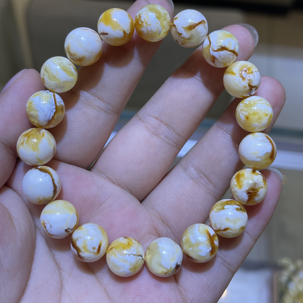 11+瓷白沁色蜜蜡圆珠手串