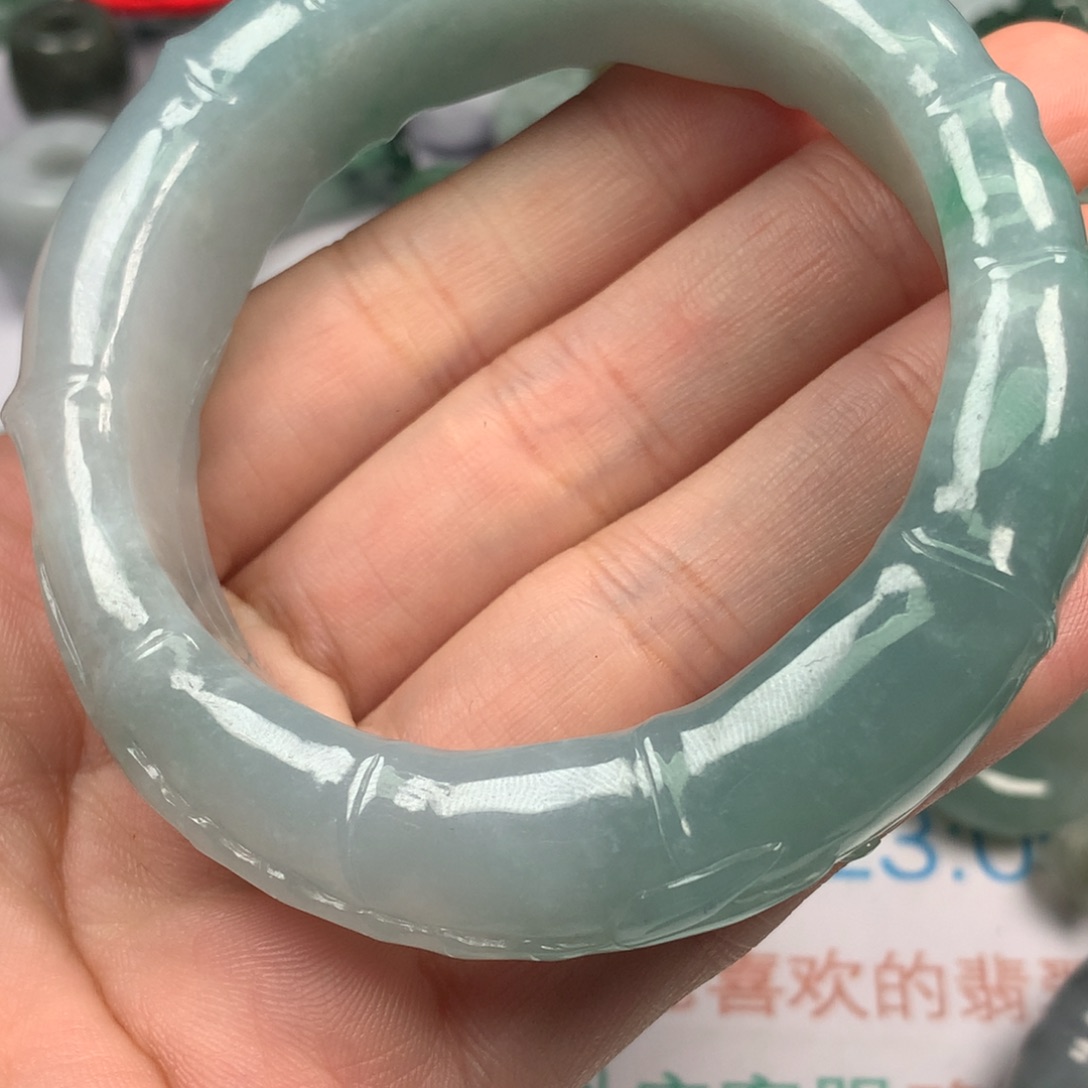 仪***感翡翠未镶嵌颈饰翡翠