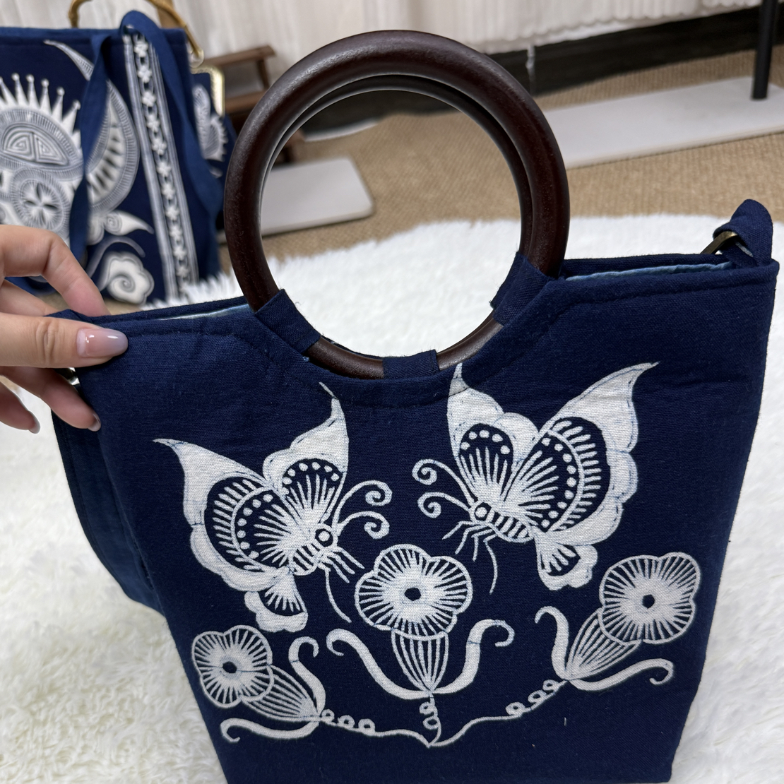 黔东南非遗手工植物蜡染手提包