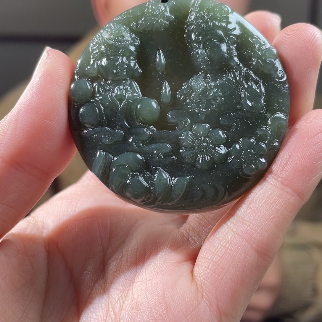 和田玉未镶嵌颈饰有瑕疵