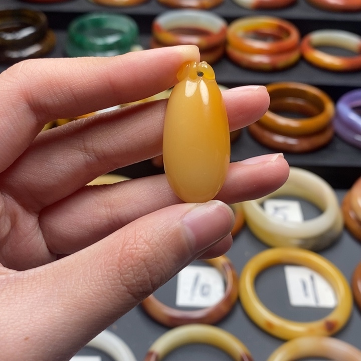 石英质玉（黄龙玉）吊坠未镶嵌