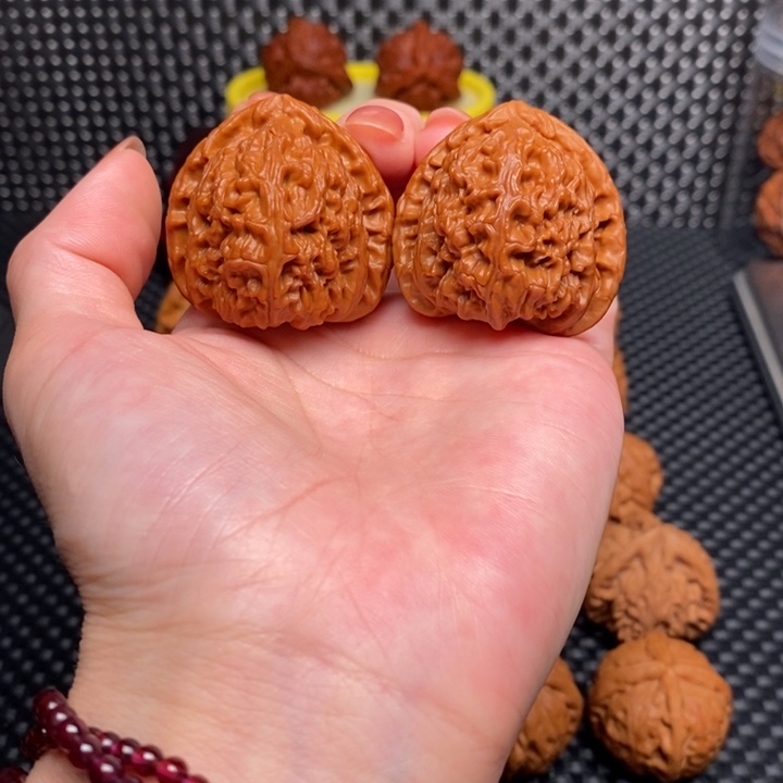 文玩核桃吊坠三角白