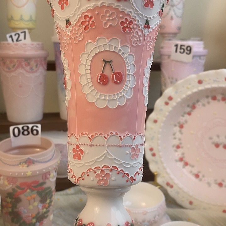 立体粉色系的樱桃高脚杯