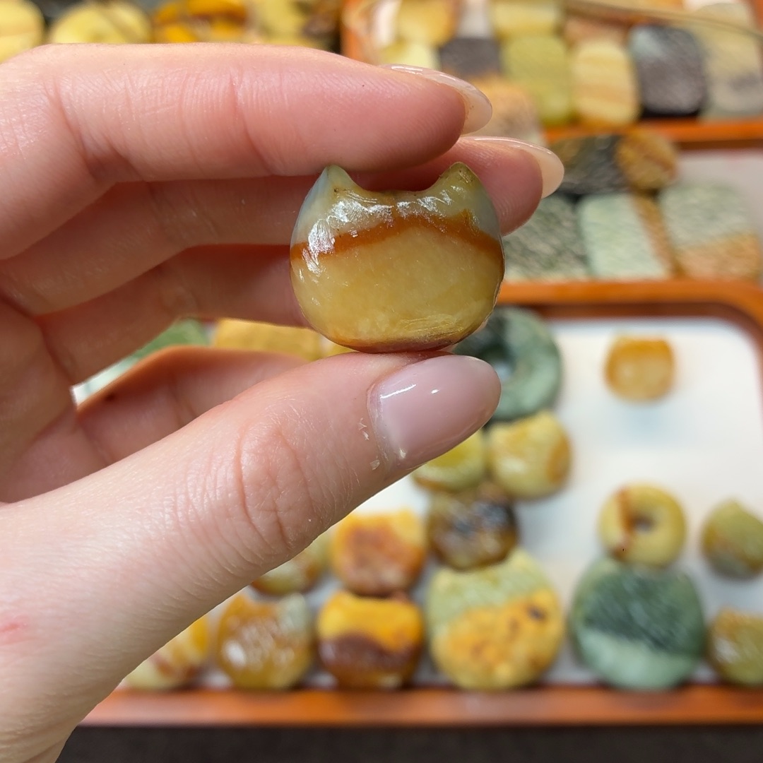 @***察蛇纹石玉未镶嵌颈饰