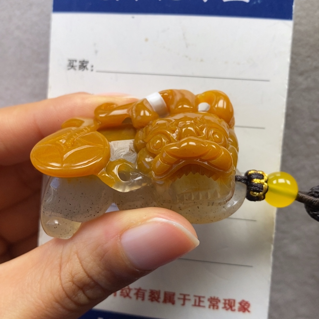 日***辰石英质玉（黄龙玉）未镶嵌颈饰
