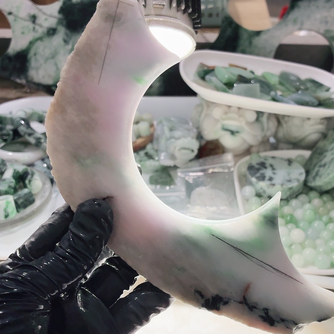 翡翠未镶嵌颈饰边角料