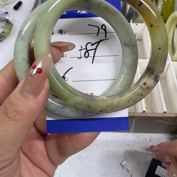 蛇纹石玉未镶嵌手镯