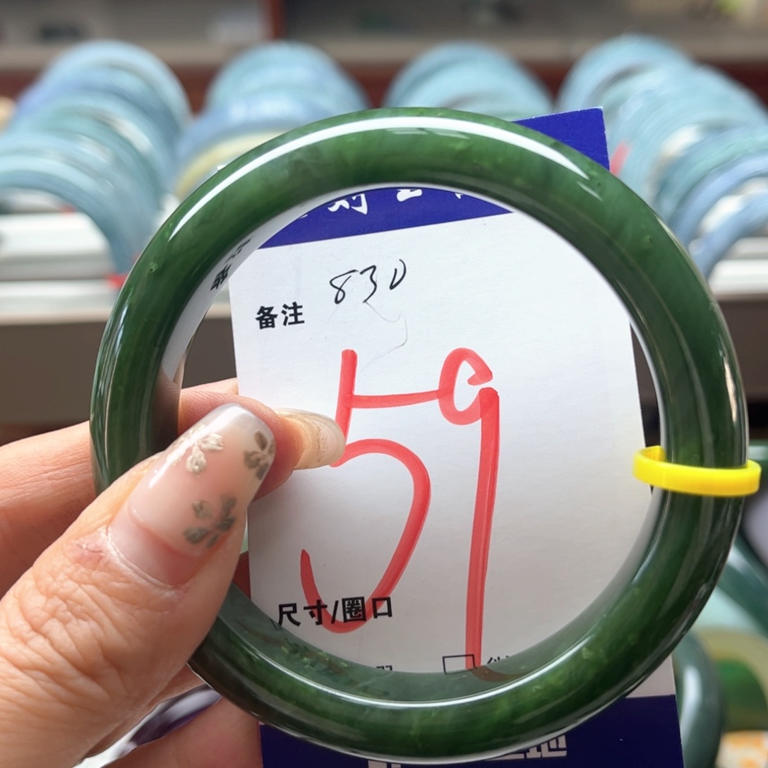 皮***妈和田玉未镶嵌手镯