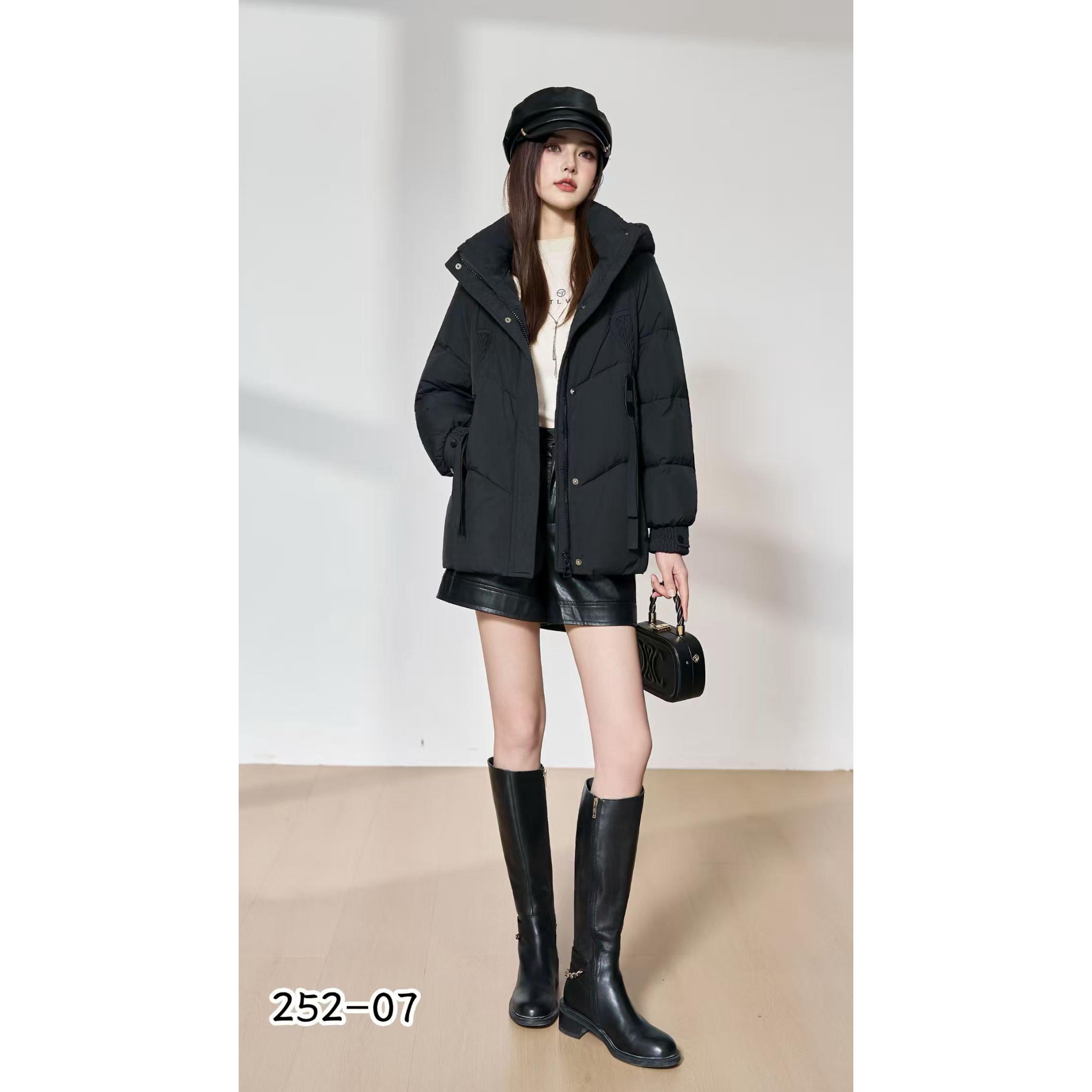 休闲的外套！黑色和红色MLXL！90斤至140斤可以穿