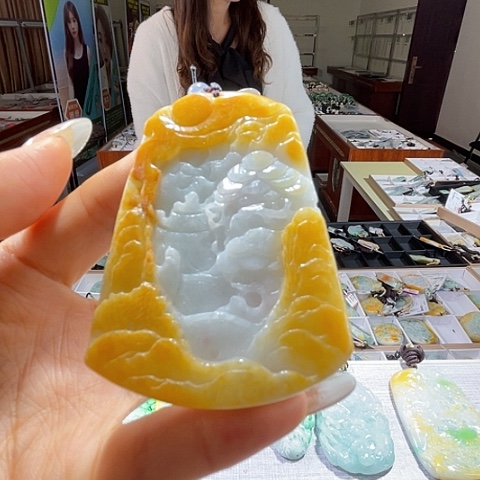 翡翠未镶嵌颈饰一个