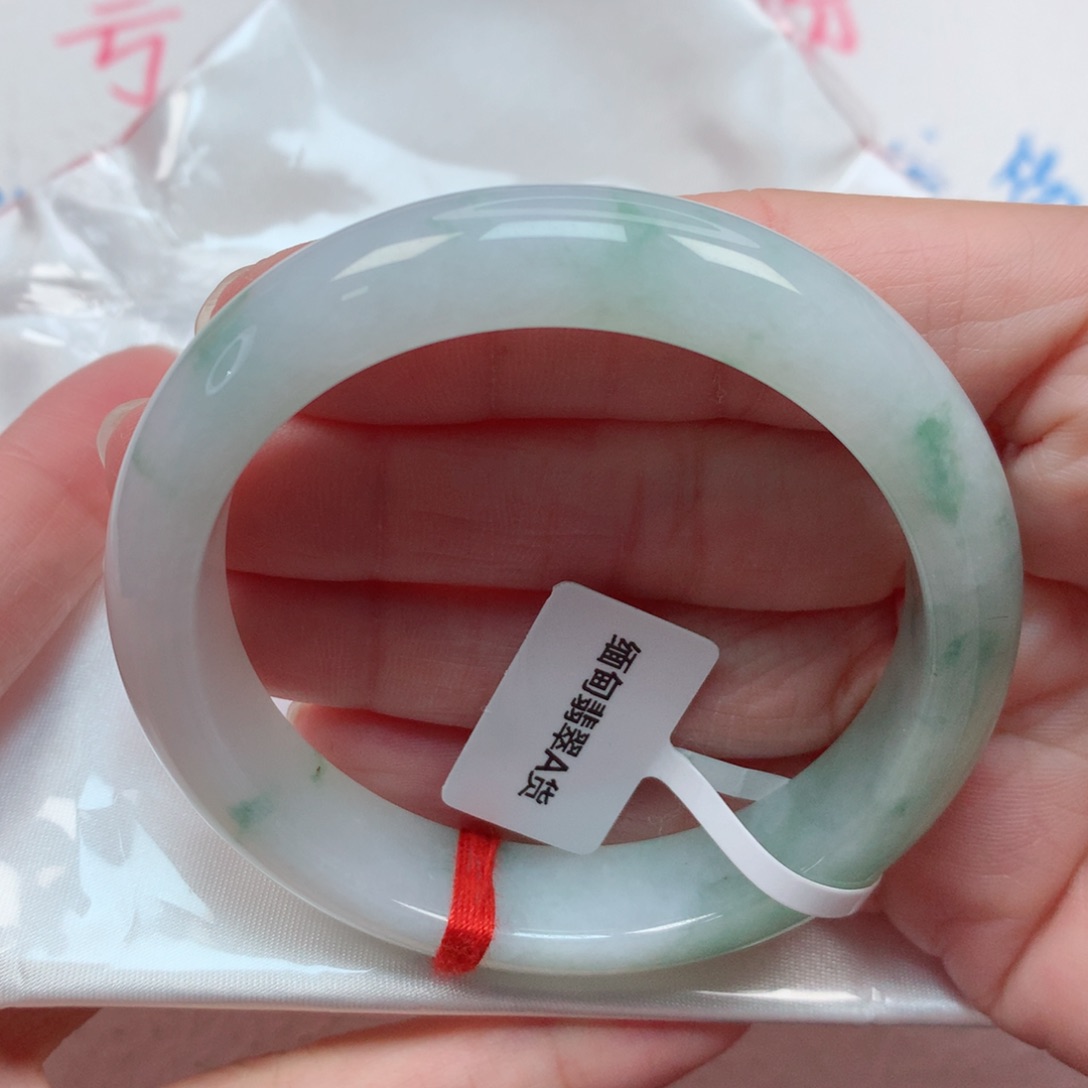 翡翠手镯未镶嵌54圈