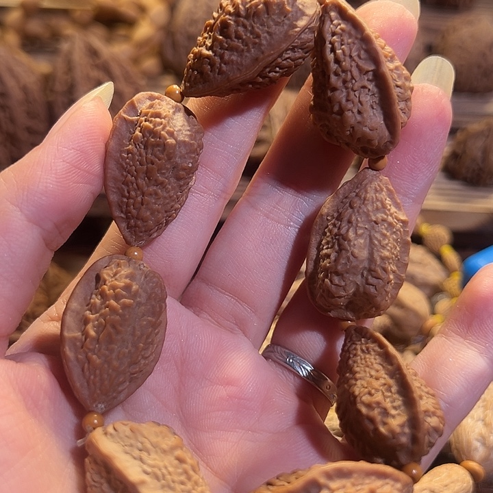 文玩核桃吊坠绣花鞋