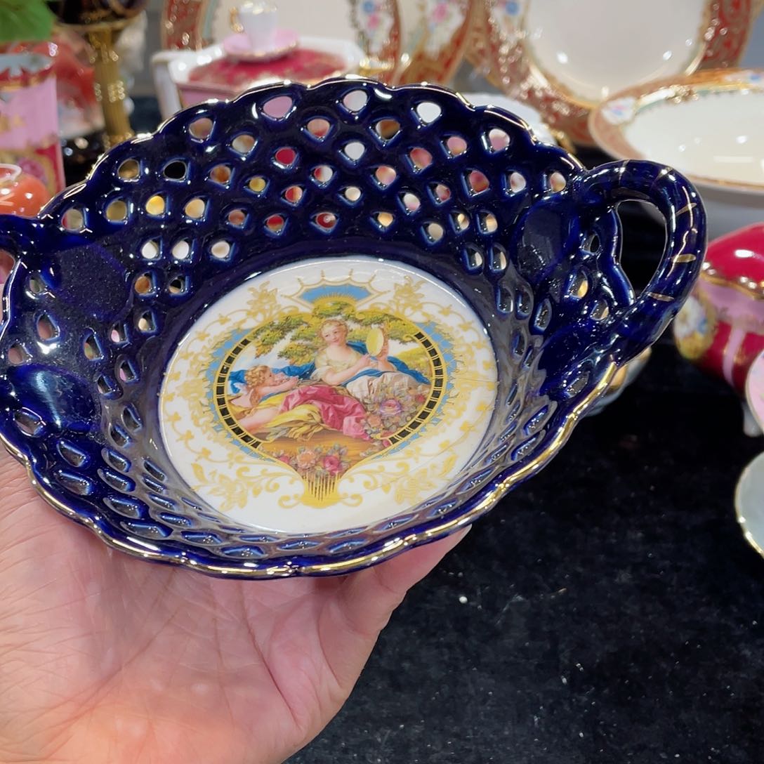 摆件蓝釉人物双耳果篮