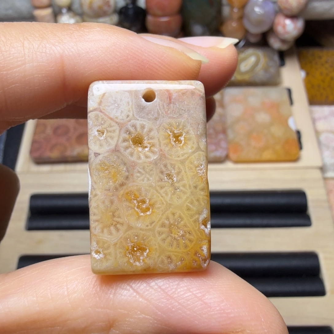 硅化玉未镶嵌飘点彩的闪闪玻璃花