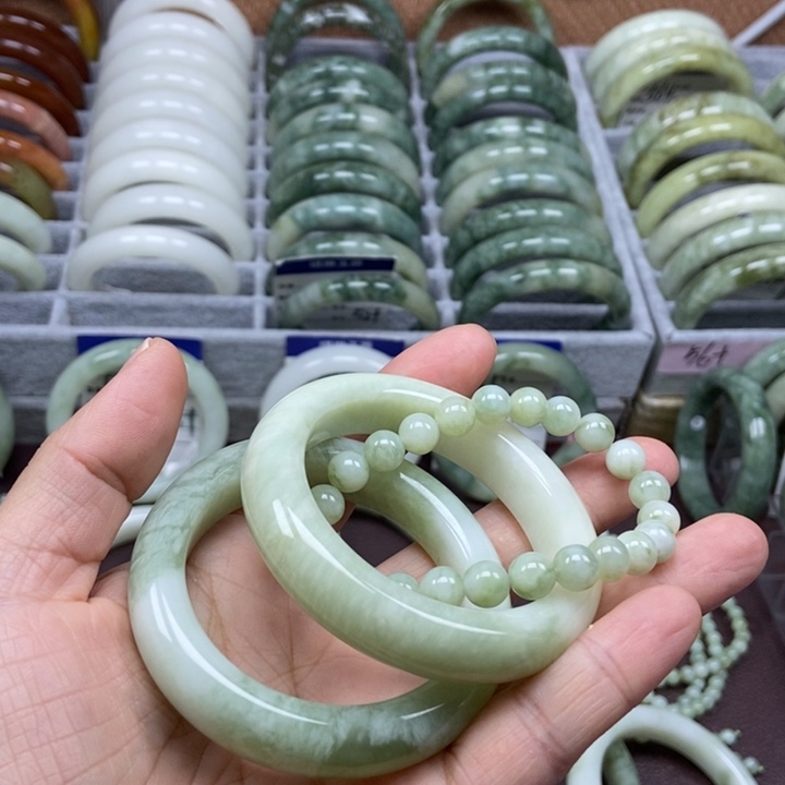 子***。蛇纹石玉未镶嵌手镯