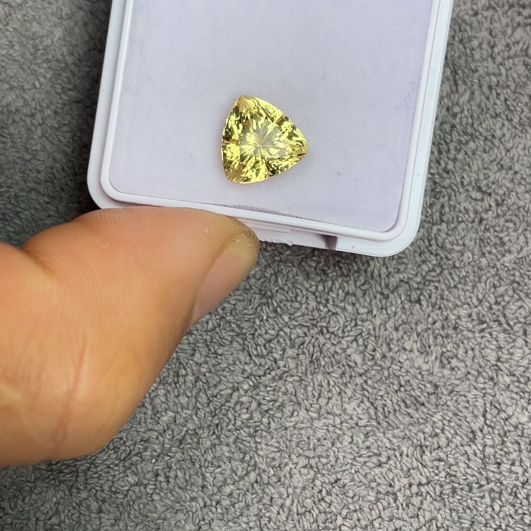 绿柱石裸石未镶嵌3.95Ct。  
