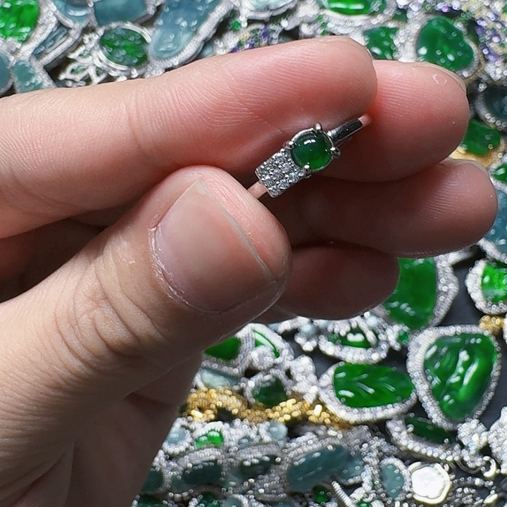 翡翠颈饰未镶嵌天然A货翡翠放漏