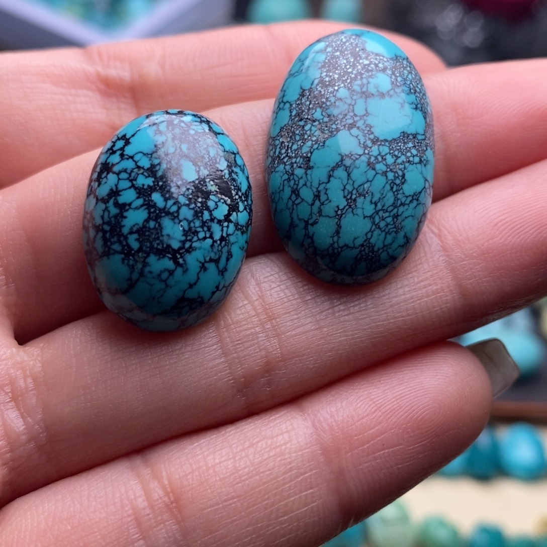 幕***颜绿松石未镶嵌珠宝奇石