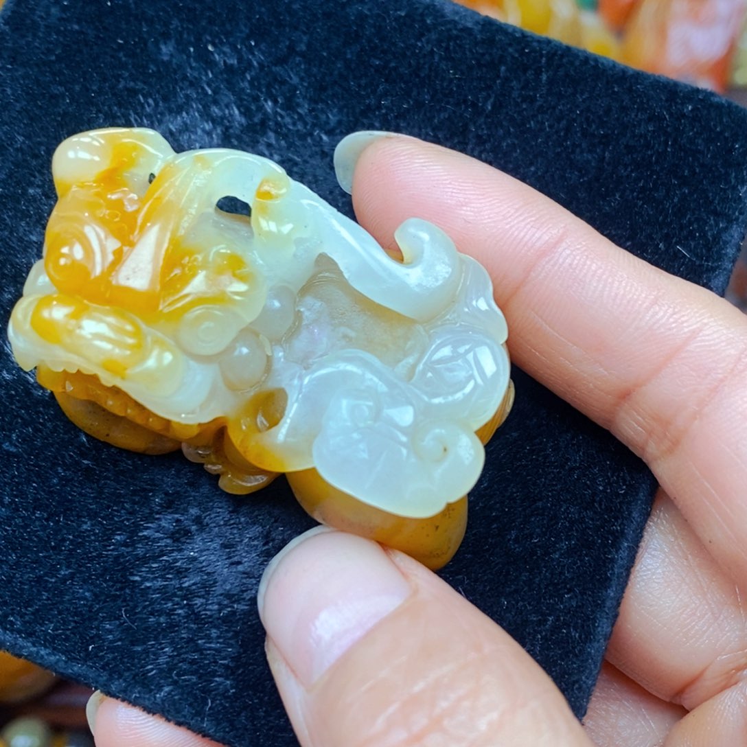 未镶嵌石英质玉（黄龙玉）颈饰