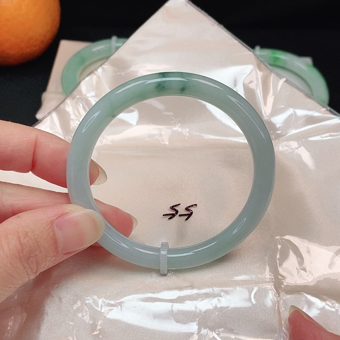 翡翠手镯未镶嵌正圆