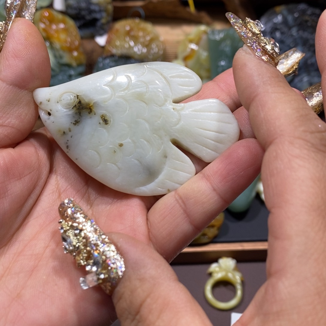 蛇纹石玉颈饰未镶嵌