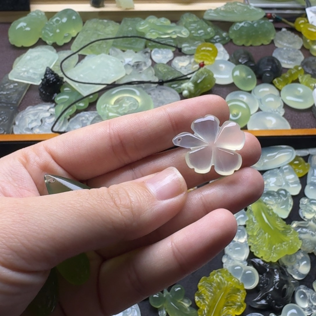 刘****蛇纹石玉合金颈饰