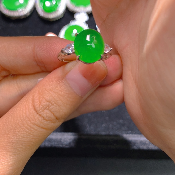 翡翠银S925镶嵌戒指一个