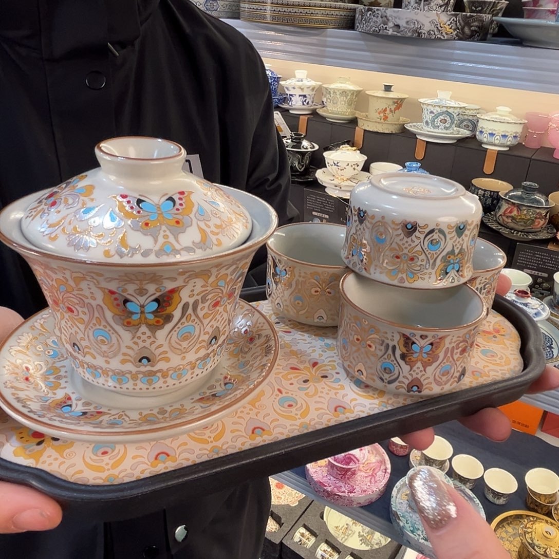 这些盖碗很漂亮！！！