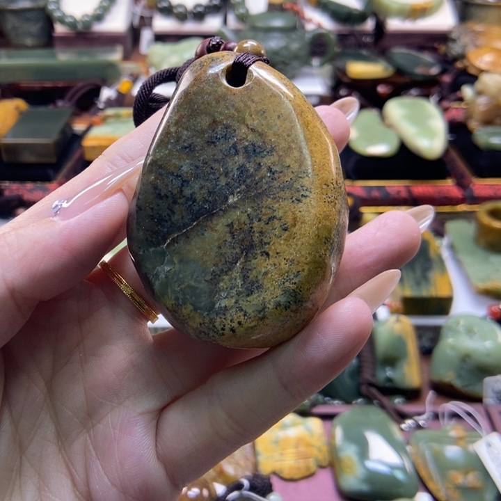 未镶嵌岫岩河磨玉（透闪石质玉）把件