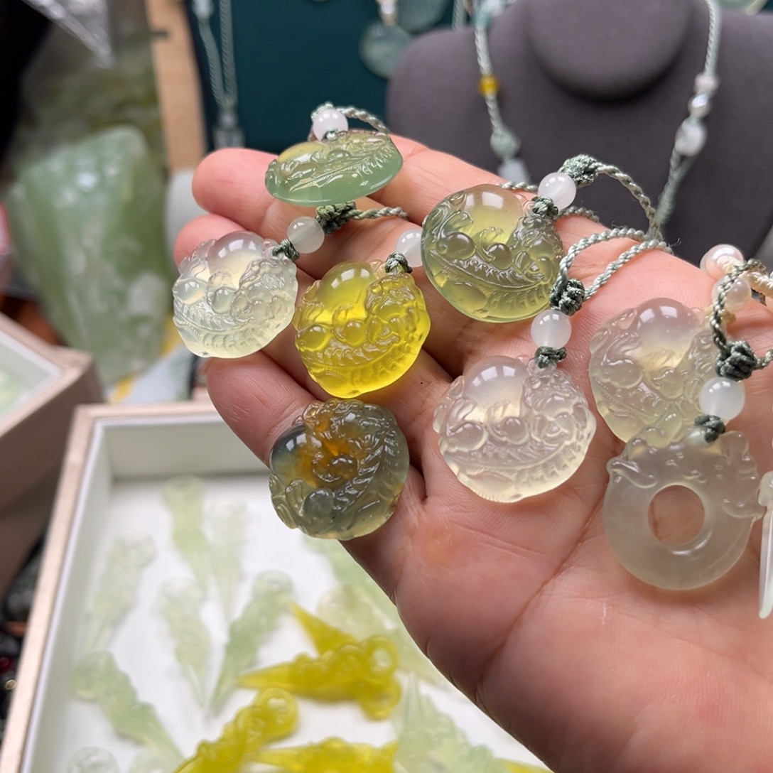 未镶嵌蛇纹石玉颈饰